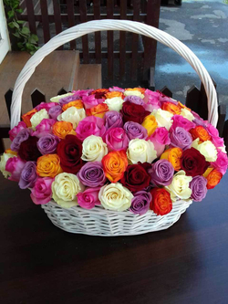 Эффектная настольная корзина из 101 розы