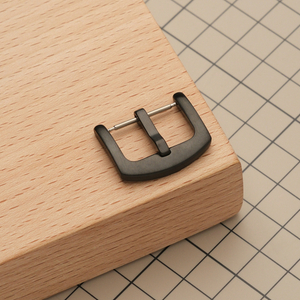 Широкая застежка, цвет черный