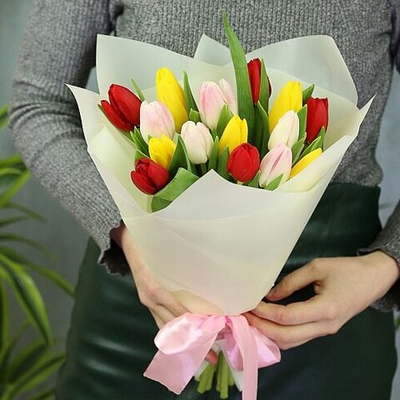 15 тюльпанов в дизайнерском оформлении от цветочной мастерской Клевер