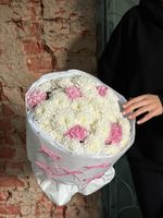 Букет из диантусов и хризантемы