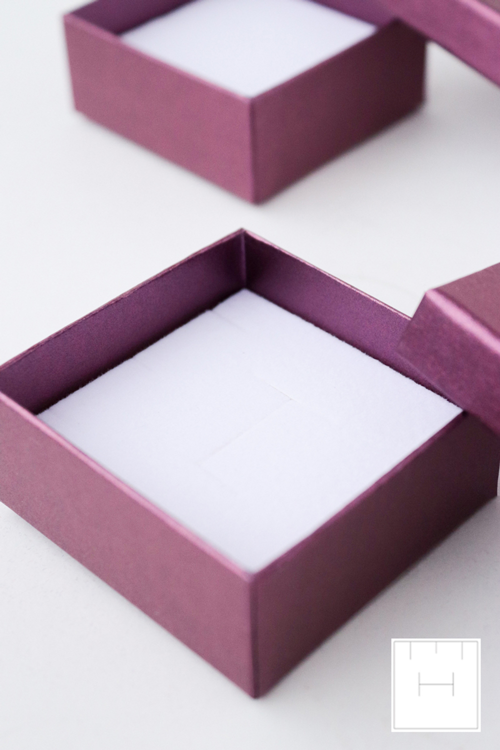 Аметистовый картонный футляр в форме ёлочки для ювелирного изделия