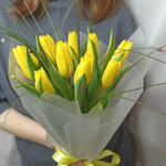 Букет из желтых тюльпанов с берграссом 11 шт