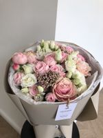 Букет из кустовых пионовидных роз, эустомы и одноголовых роз