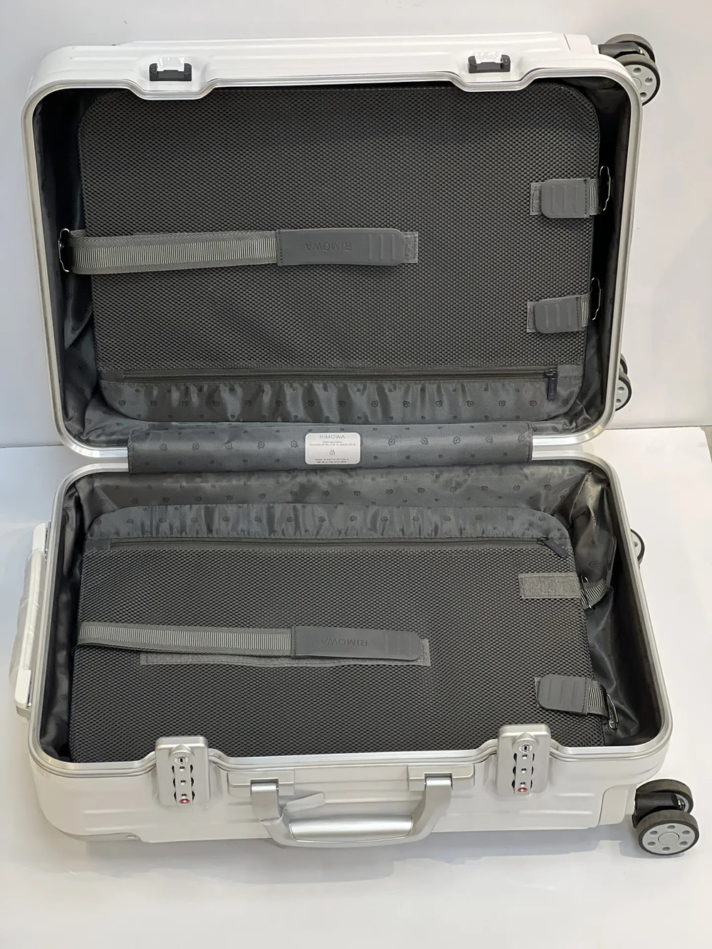 Внутреннее отделение чемодана RIMOWA Original Cabin белый, купить чемодан Римова премиум класса
