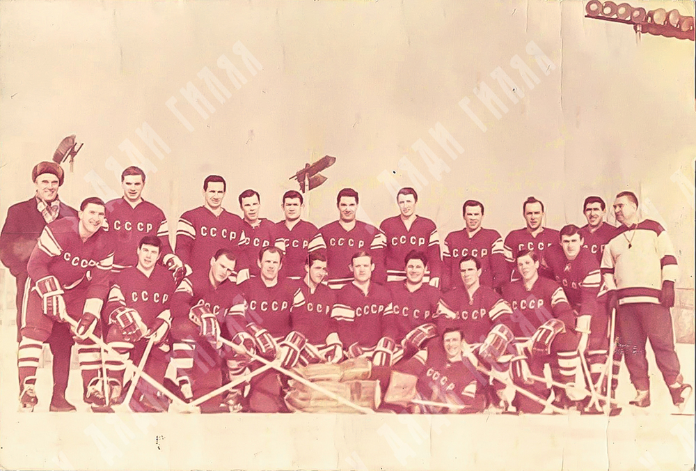 Д. А. Донской. Сборная команды СССР по хоккею (Красная машина). Открытка Агентства печати «Новости», выпущенная после победы сборной СССР 30 марта 1969 над канадцами со счетом 4:2.