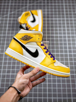 AIR JORDAN 1 MID SE LAKERS UNIVERSITY GOLD/BLACK-PALE IVORY-COURT PURPLE