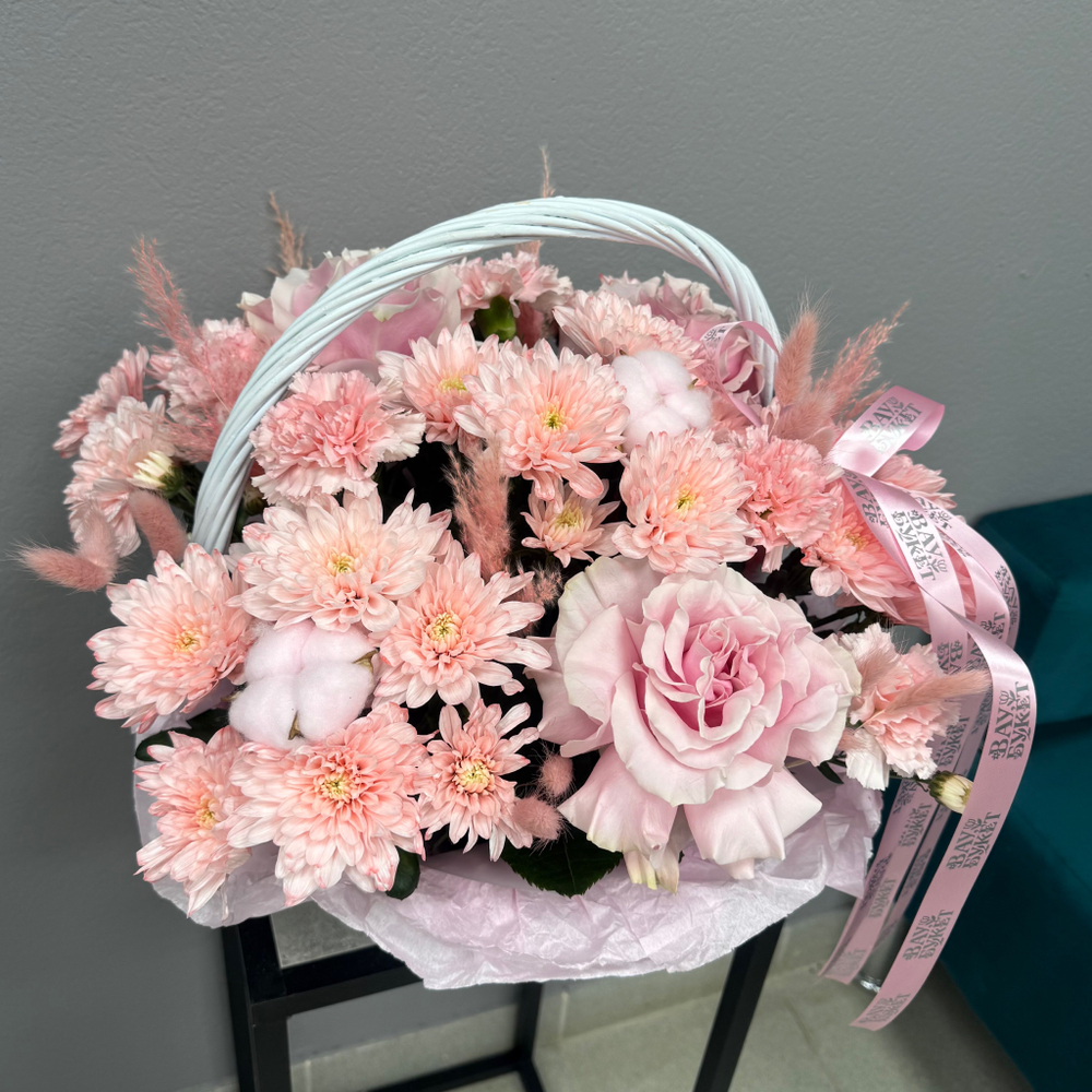 Композиция в корзине с французскими розами и персиковой хризантемой