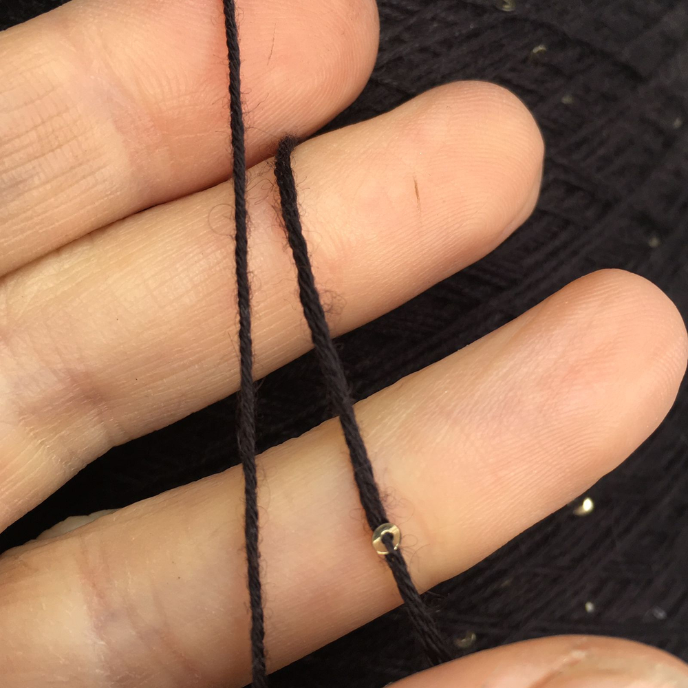 ELISIR - Biella Yarn; 100% кашемир, микропайетки (золото, 2мм); 520м/100гр цвет: тёмный серовато-коричневый; S903