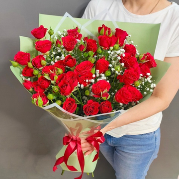 Букет из 7 красных кустовых роз сорта "Mirabel"