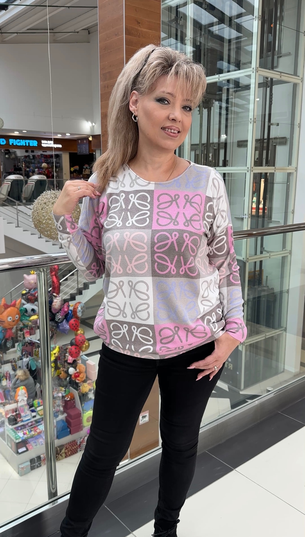 Нарядный тонкий джемпер в "вензелях"