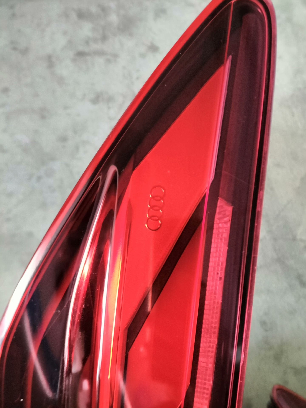 Задний фонарь (стоп-сигнал, поворот, фонарь заднего хода) Audi Q5 e-tron