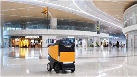 Роботы начали доставлять еду пассажирам в аэропорту Шэньчжэня