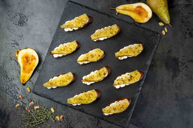 Брускетта с фламбированной грушей, 10 шт.