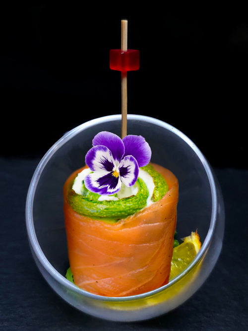 Канапе-ролл из семги, цукини и творожного сыра Креметта