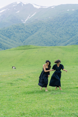 Платье с V-вырезом и поясом-баской из черной крапивы