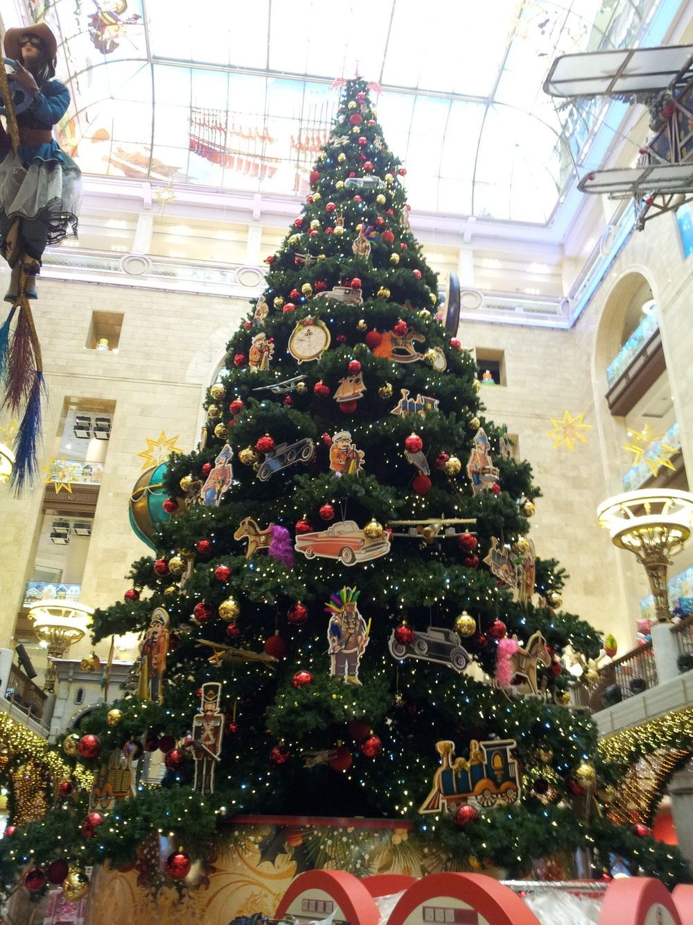 Светодинамическая елка ствольная - встроенная гирлянда: Теплый свет - "Таежная" от 11 до 21 м