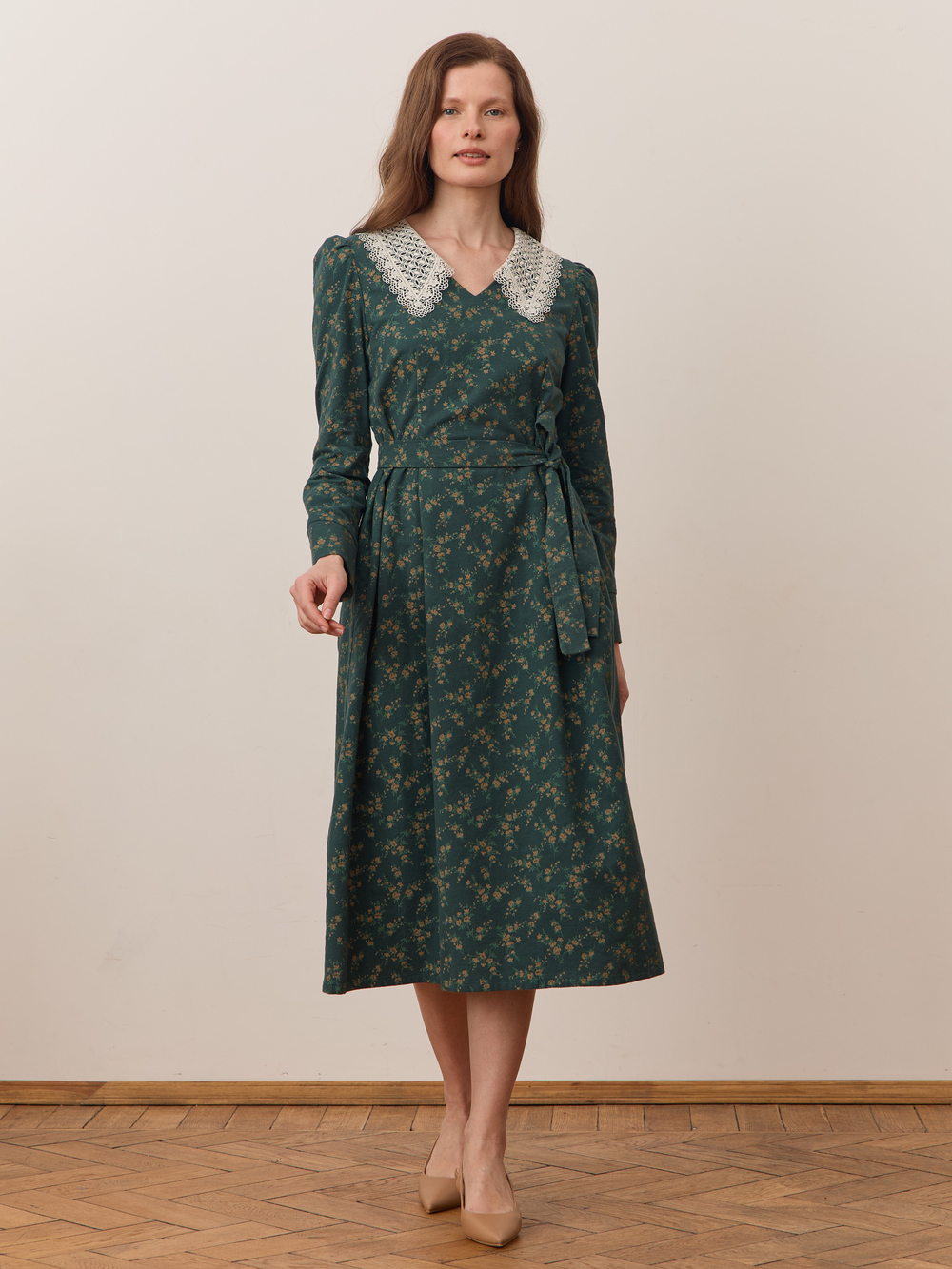 Платье с кружевным воротником