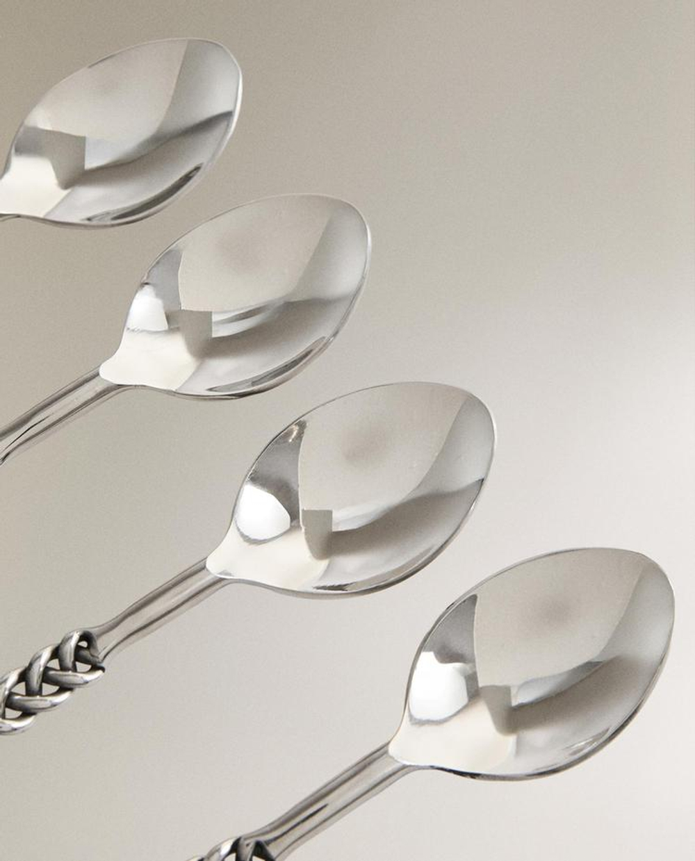 ZARA HOME НАБОР ДЕСЕРТНЫХ ЛОЖЕК С ПЛЕТЕНЫМИ РУЧКАМИ (4 ШТ.), СТАЛЬНОЙ СЕРЫЙ