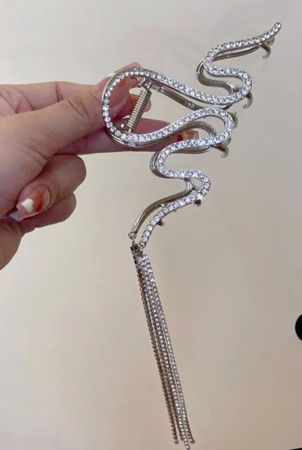 Заколка Краб" Змея со стразами с подвесками из стразов. Символ мудрости и возрождения. Цвет "Серебро"