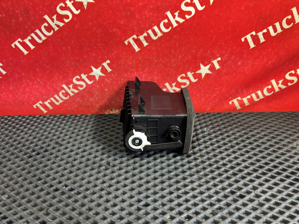 Дефлектор воздушный левый 2024г.