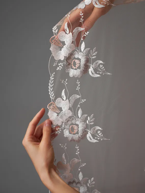 05-127 Вышивка на неэл. сетке 22 см, бежевый/белый/серый (левая)