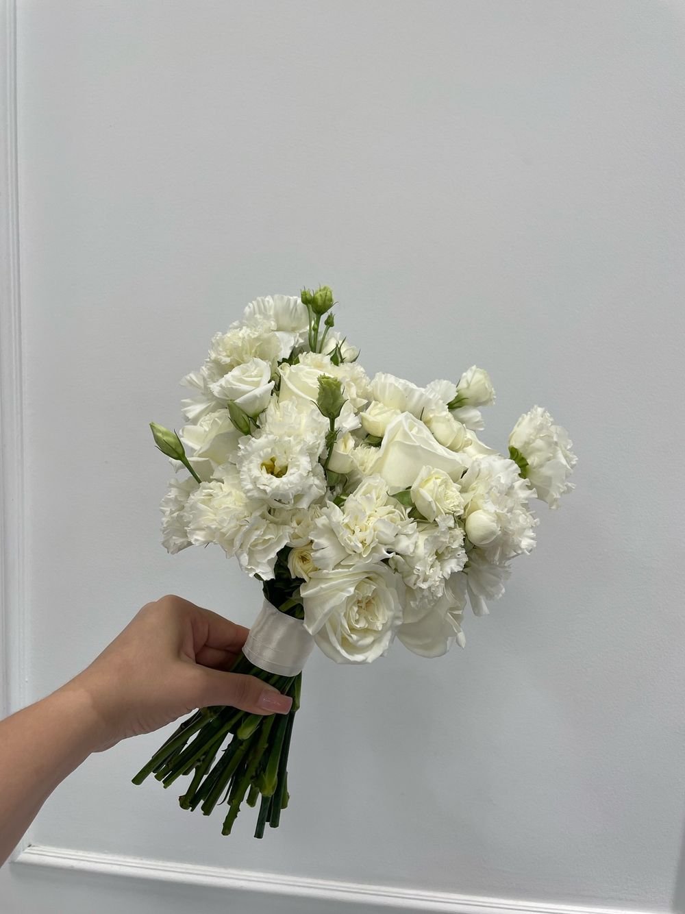 Свадебный букет из одноголовых роз, лизиантуса и диантусов