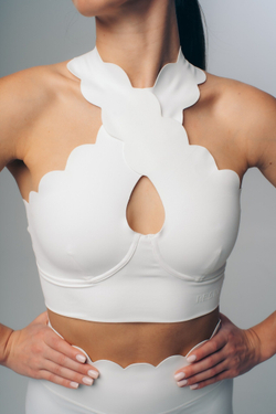 Топ с волнообразными краями с X-образными лямками