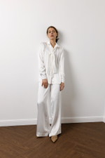 Блуза из обнимающего шелка в белом оттенке