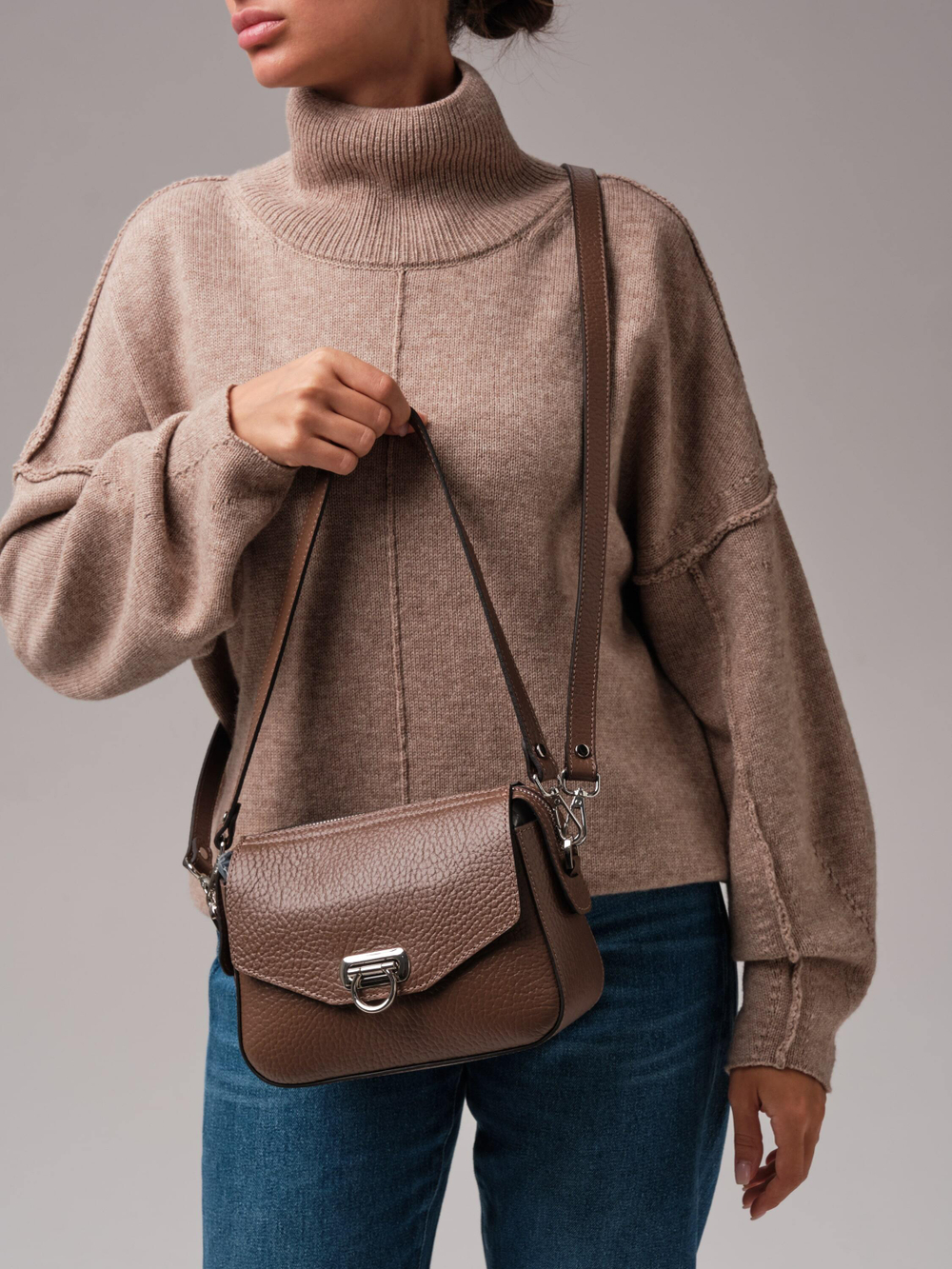 Женская сумка кросс-боди Azaro коричневый какао соло