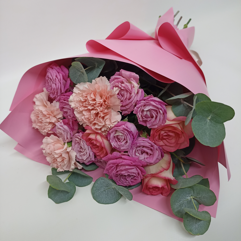 Букет из роз и диантусов Ирина