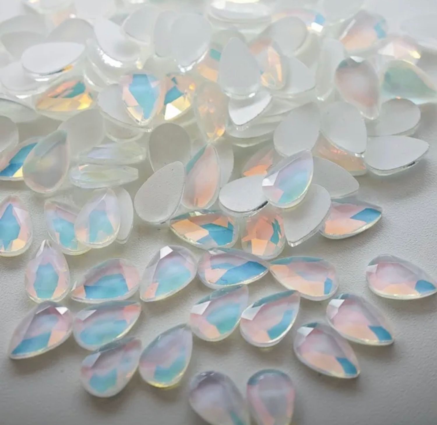 Стеклянные стразы  (5,5*8мм) 25шт, цвет белый с переливом