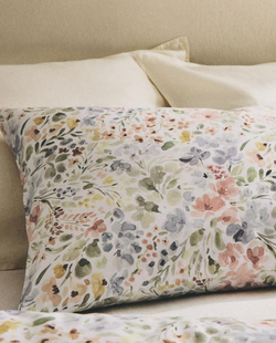 ZARA HOME НАВОЛОЧКА С ЦВЕТОЧНЫМ ПРИНТОМ, ЖЕЛТОВАТО-БЕЛЫЙ