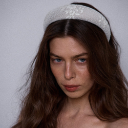 Ободок объемный бежевый с гипюром