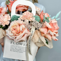 « Персиковый шейк» Цветы в коробке
