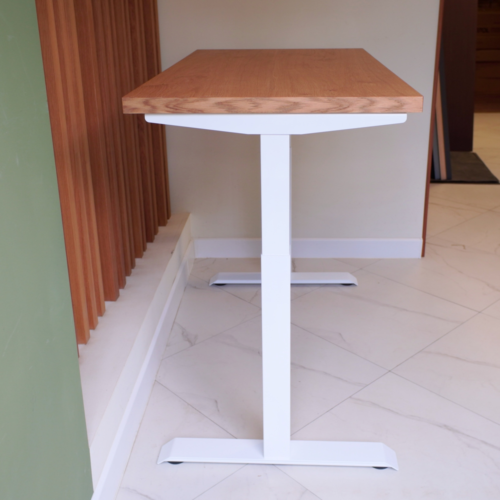 Регулируемый компьютерный стол Motor UP с регулировкой по высоте — столешница МДФ дуб европейский