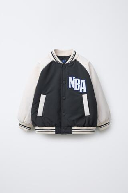 ZARA НЕПРОМОКАЕМЫЙ БОМБЕР С НАШИВКАМИ NBA ©, АНТРАЦИТОВО-СЕРЫЙ