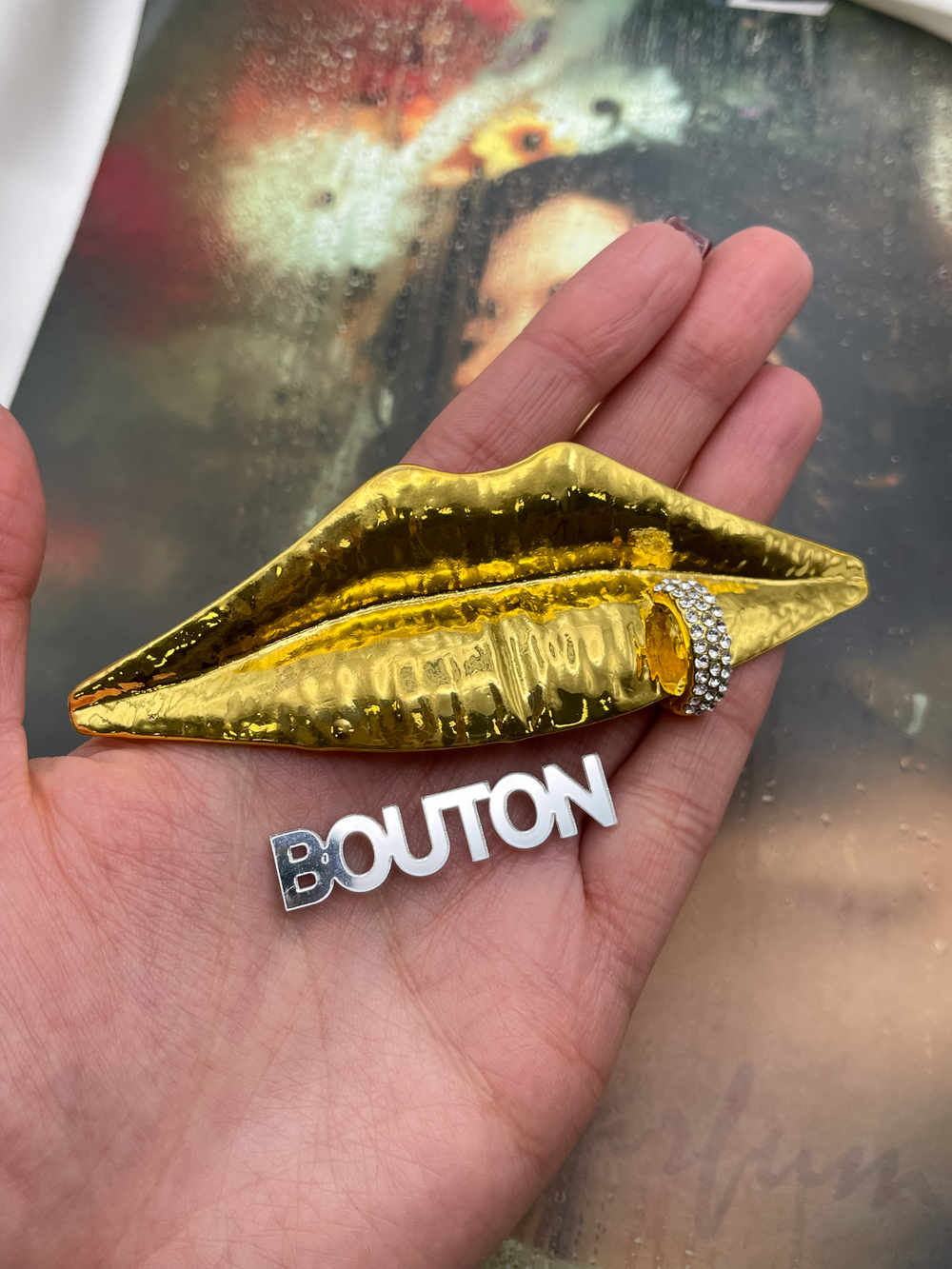 Брошь Скиапар. золотистая массивная в форме "Губ" с пирсингом в стразах