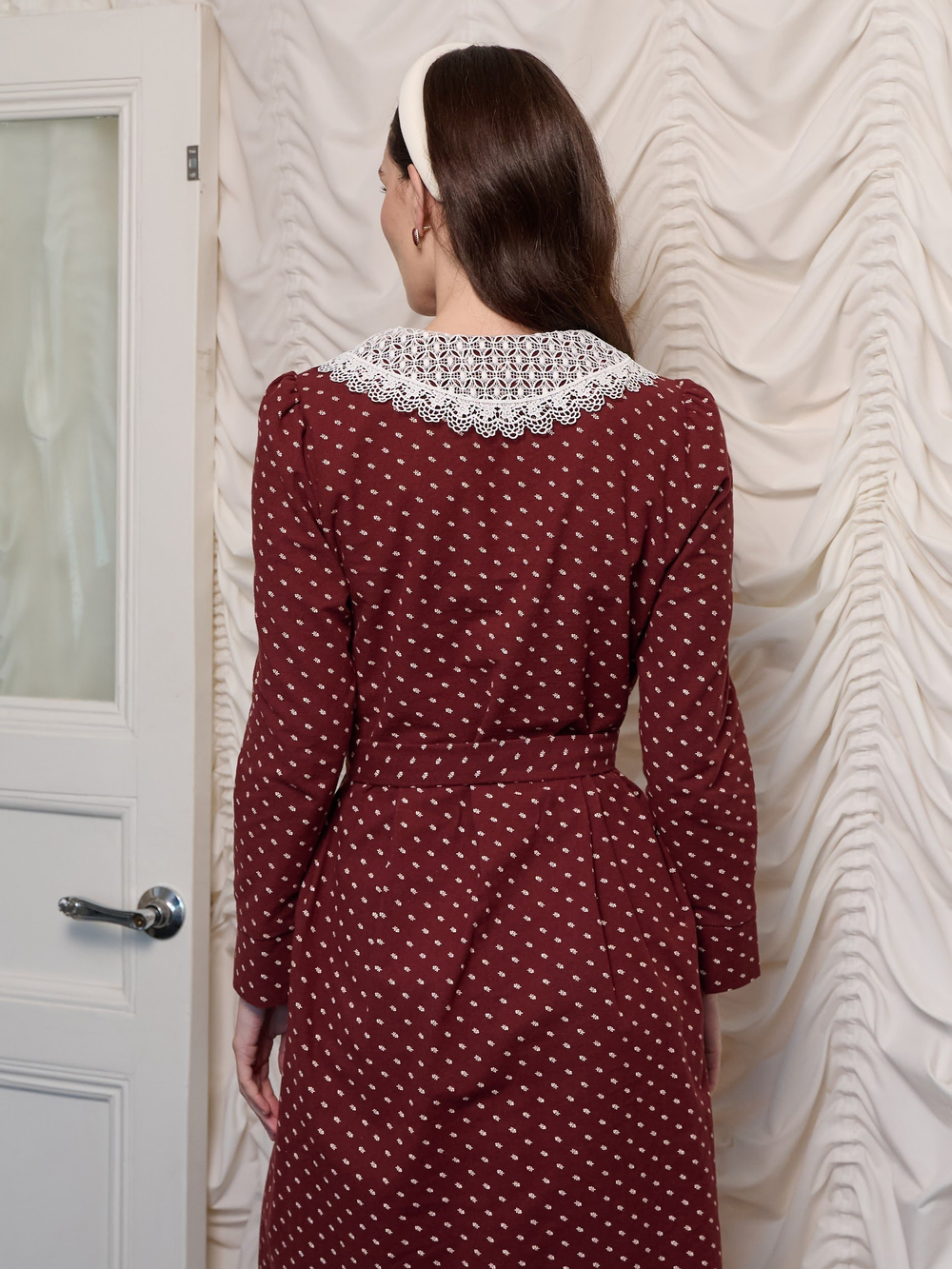 Платье с кружевным воротником
