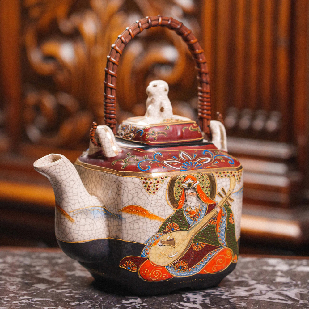 Антикварный японский чайник в стиле сацума