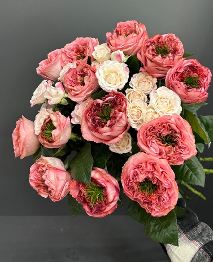 Букет из пионовидных и кустовых роз