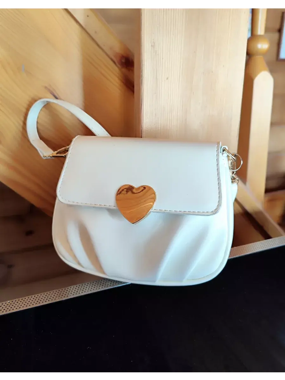 Сумка через плечо маленькая.