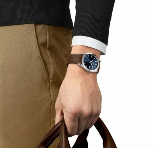 Мужские швейцарские часы Tissot T127.410.16.041.00 на руке