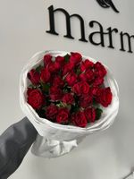 Авторский букет из 25 красных роз в оформлении
