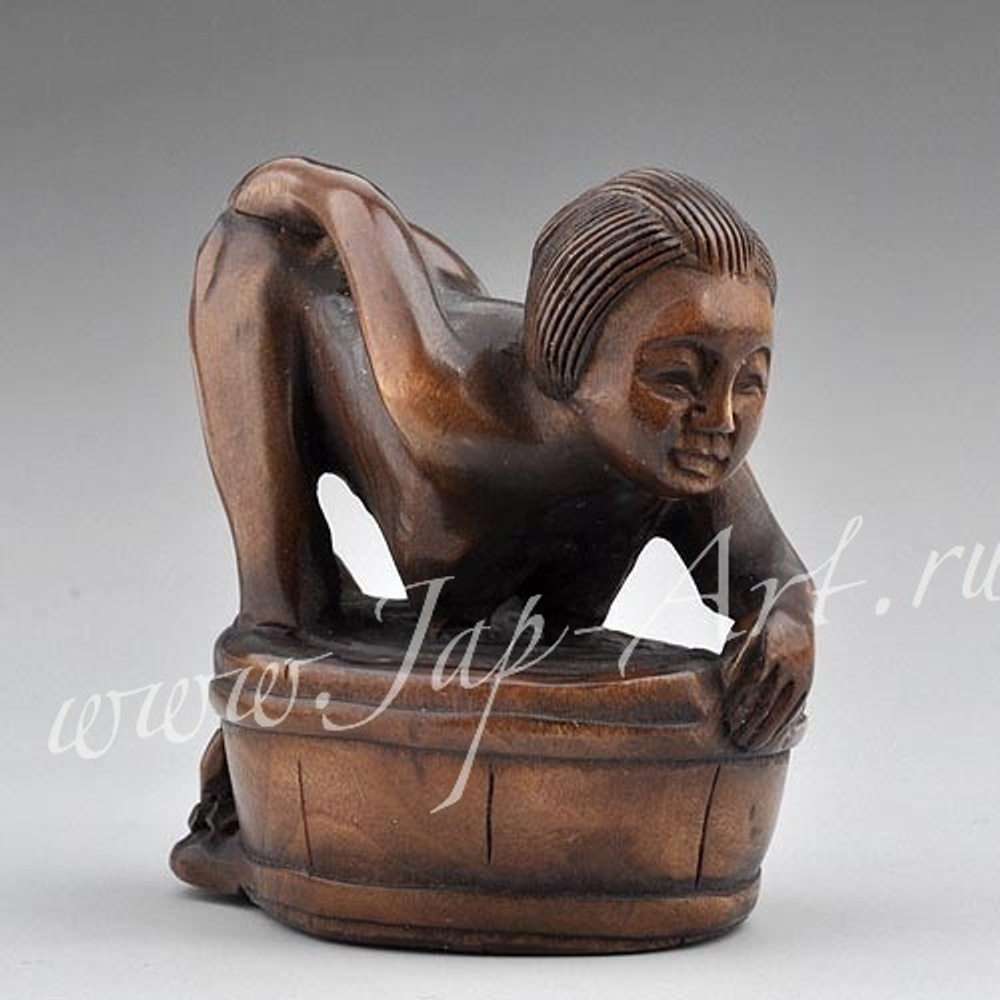 Нэцкэ Красавица в ванной и жаба