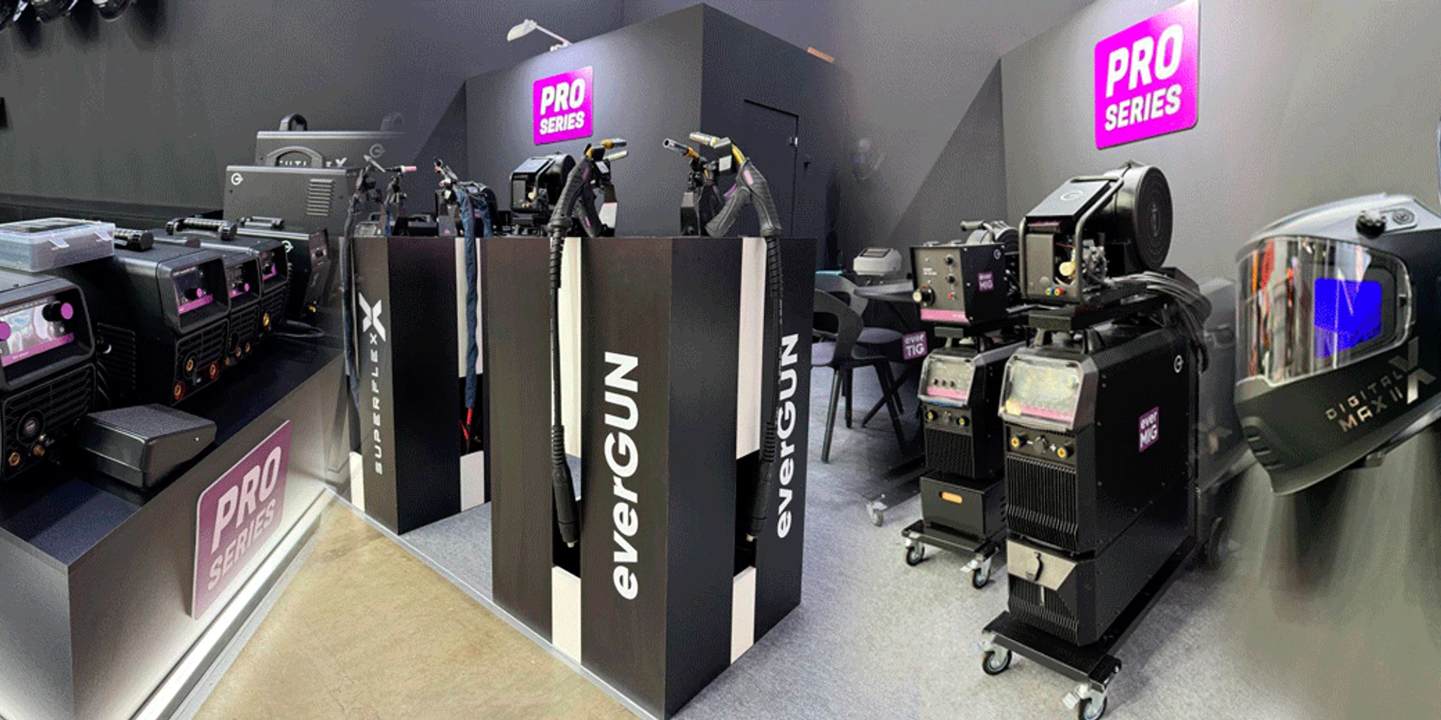 Подберём и поставим сварочные аппараты, полуавтоматы, плазморезы и аксессуары под ваши задачи — от небольших мастерских до крупных производств.