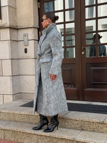 Серое двубортное пальто из шерсти с поясом