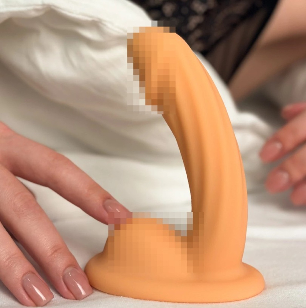 Вибратор с двойной стимуляцией и присоской Mikki телесный 13 см