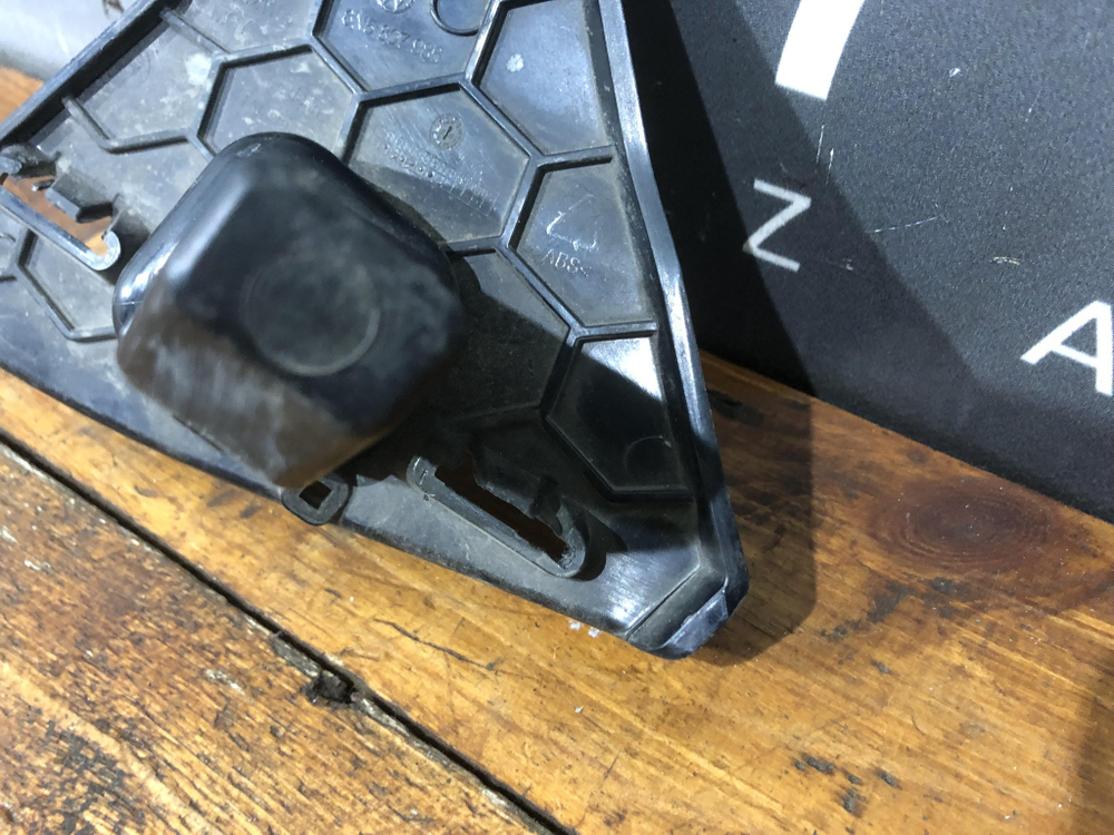 Кронштейн решетки радиатора VW Polo 6 20-нв Б/У Оригинал 6n5807986