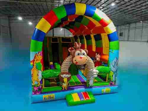 Надувной батут «Зверята с крышей» с горкой и скалодромом, 10х6х6 м