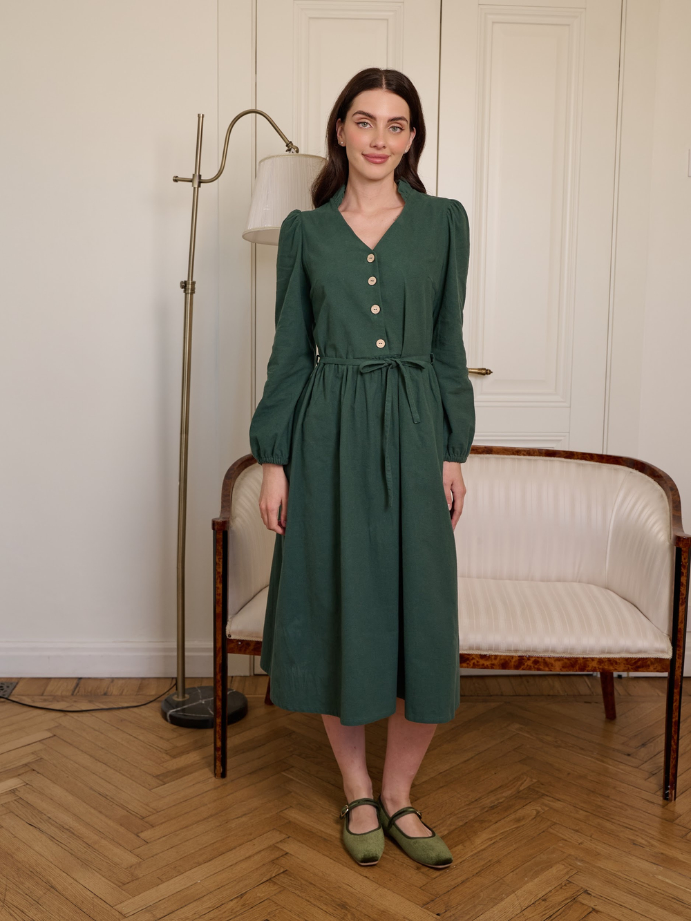 Платье с воротником стойкой